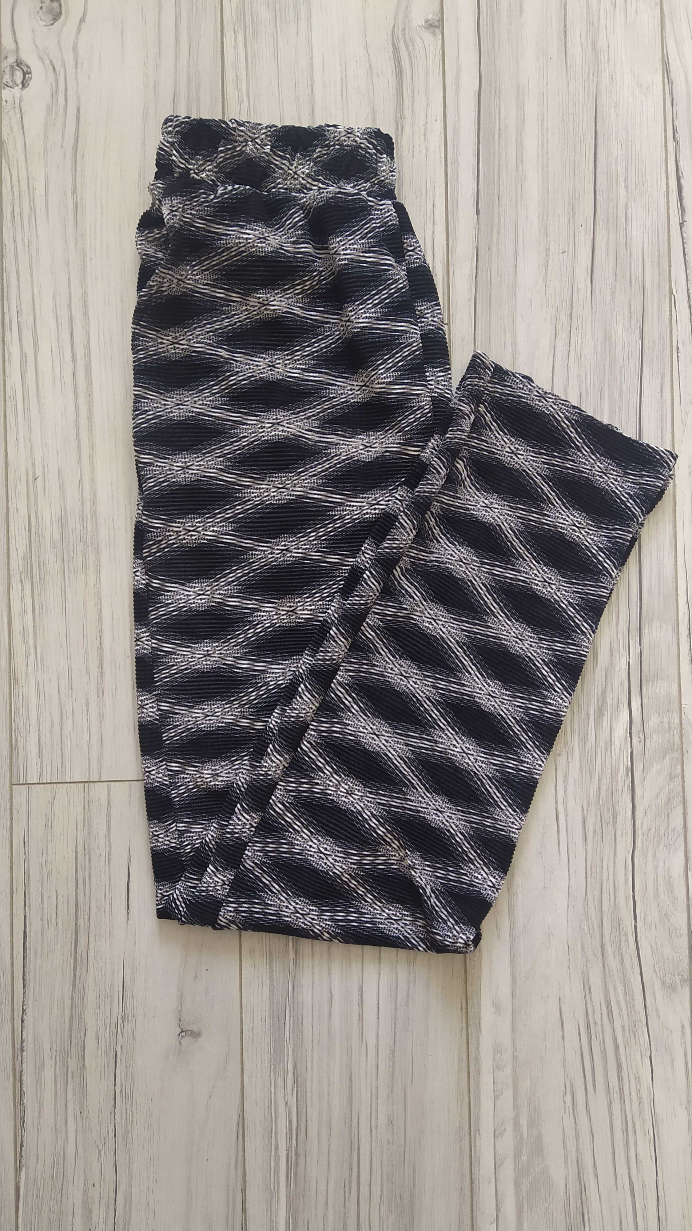 Letnie spodnie legginsy proste wzorzyste czarne białe Szachownica 40 L