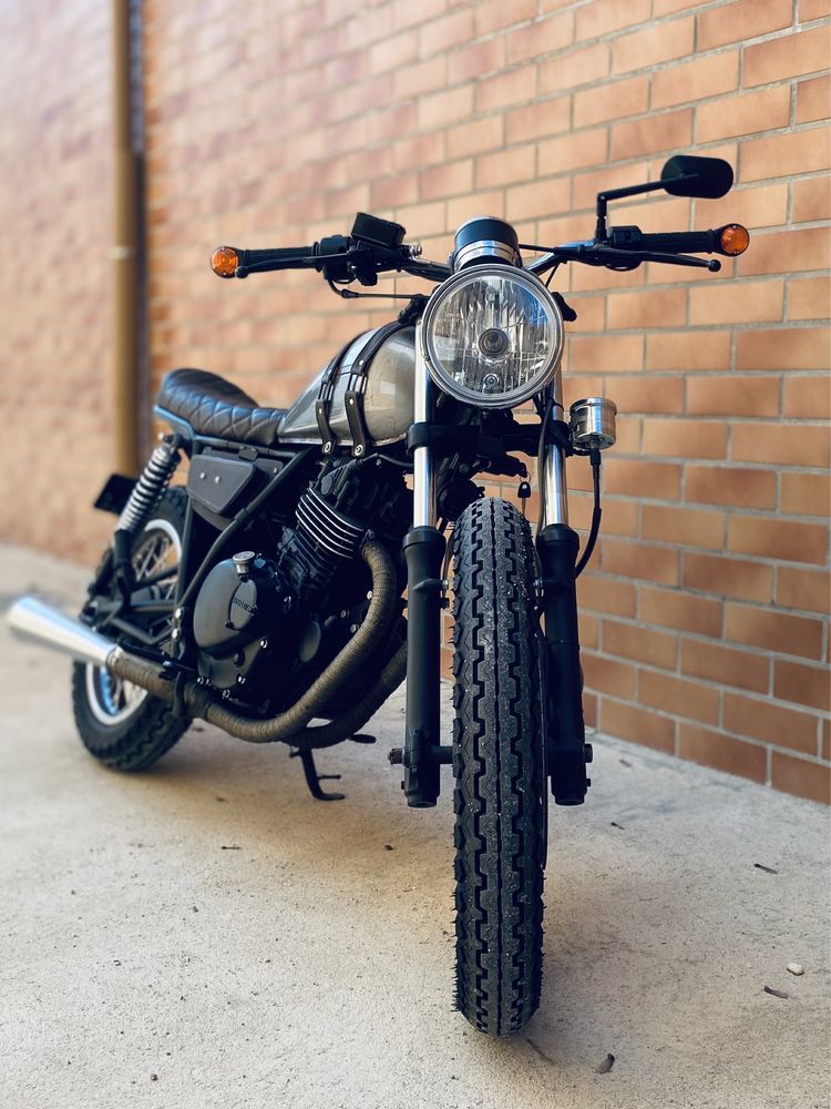 Suzuki GN250 **cafe racer** (troco por N max ou x max )