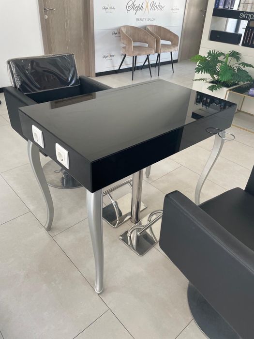 3 mesas centrais com pé elegante e tomadas nas laterias