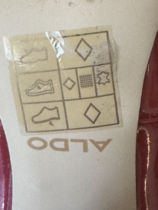 Червоні туфлі від ALDO