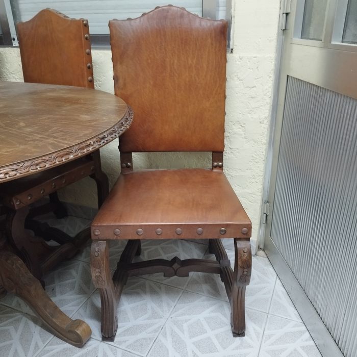 Conjunto de mesa e 8 cadeiras em madeira