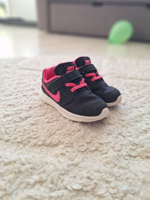 Buty Nike dziecięce 25 czarne różowe rzep