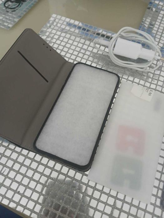 Smartfon Samsung S10e - zadbany, w komplecie nowe etui i szkło