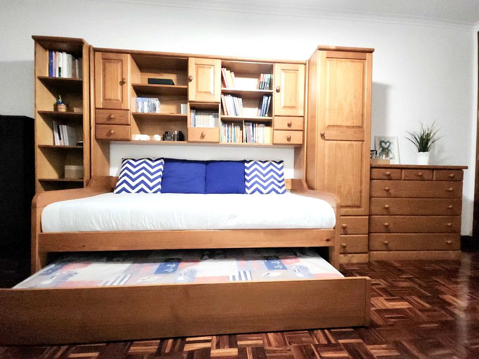 Mobilia de Quarto Madeira Pinho
Estúdio + Roupeiro + Estante + Cómoda