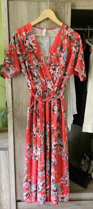 Sukienka dluga czerwona w kwiaty