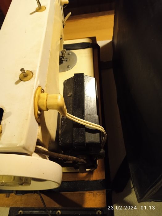 Переносная швейная электрическая машинка