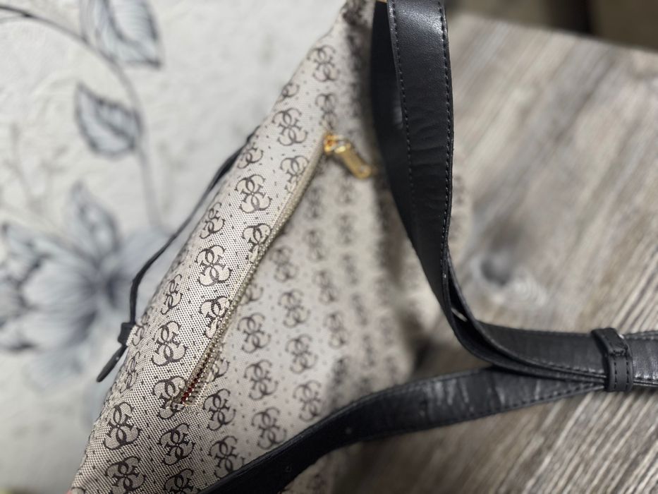 Бананка жіноча Guess