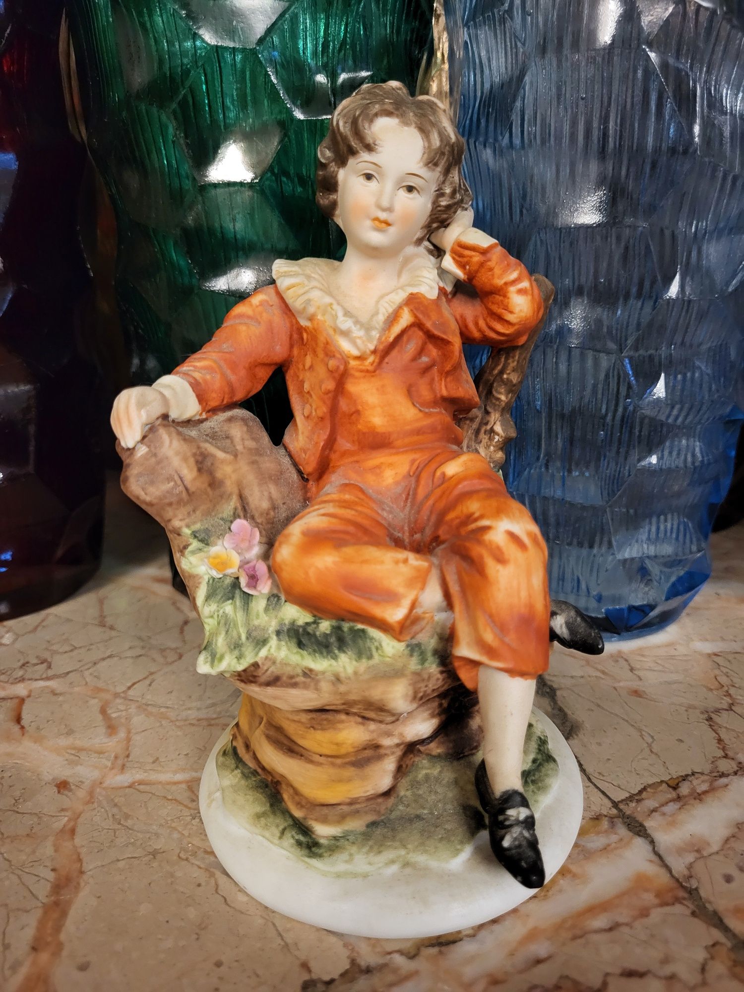 Porcelanowa biskwitowa sygnowana figurka chłopca ręcznie malowana