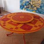Mesa de refeições, feita de ferro, ideal para exteriores.