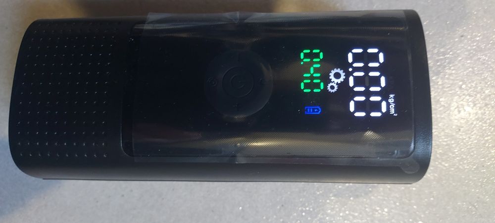 Pompka samochodowa akumulatorowa z latarką