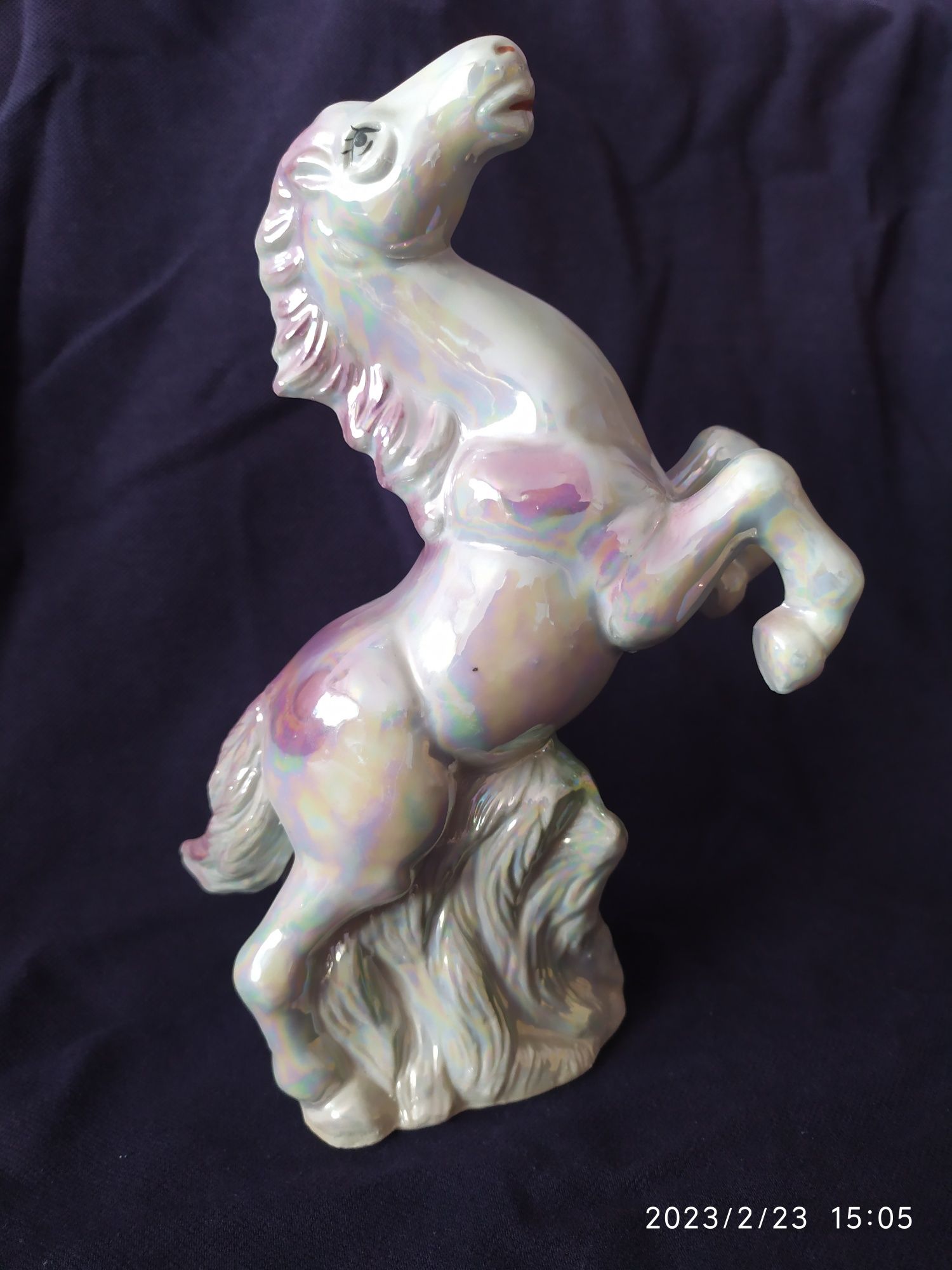 Porcelana porcelanowy koń Opalizujacy kolor fioletowo różowy