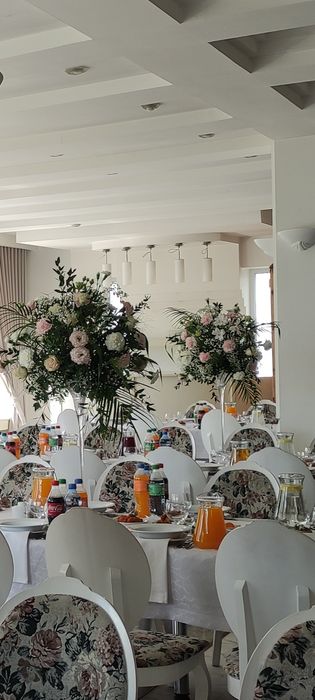 Wykonuje kompleksowe dekoracje ślubne i komunijne