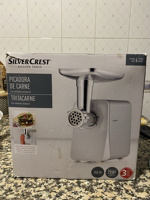 Triturador de carne . Maquina de picar carne.