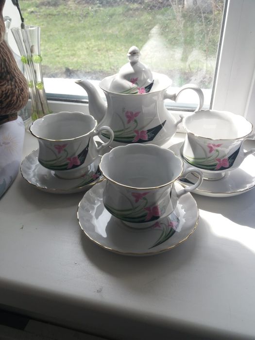 Посуда .тарелочки.чашки.вазочки