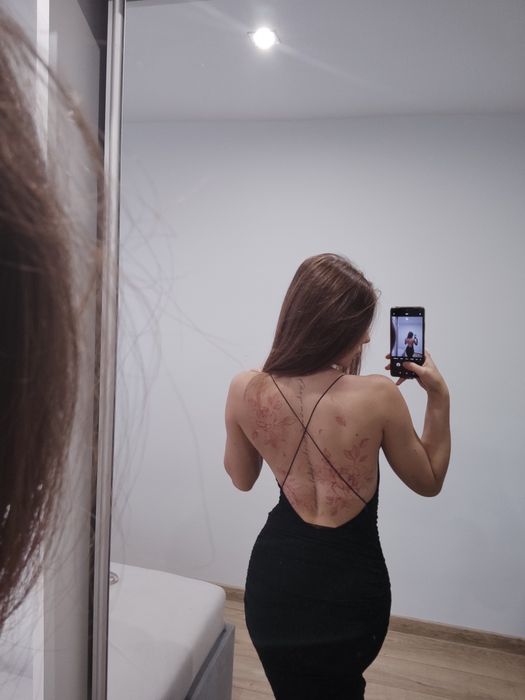 czarna sukienka midi