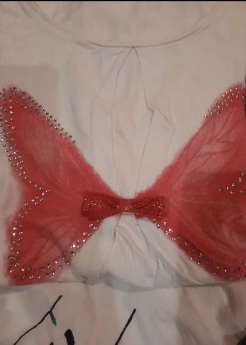 Sete t-shirts = 7,00€. A idade mais aproximada é 13 anos