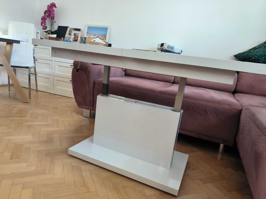 Biały stolik rozkładany do salonu lub jadalni