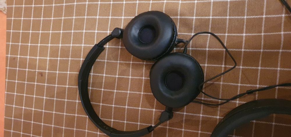 Навушники JBL та AKG