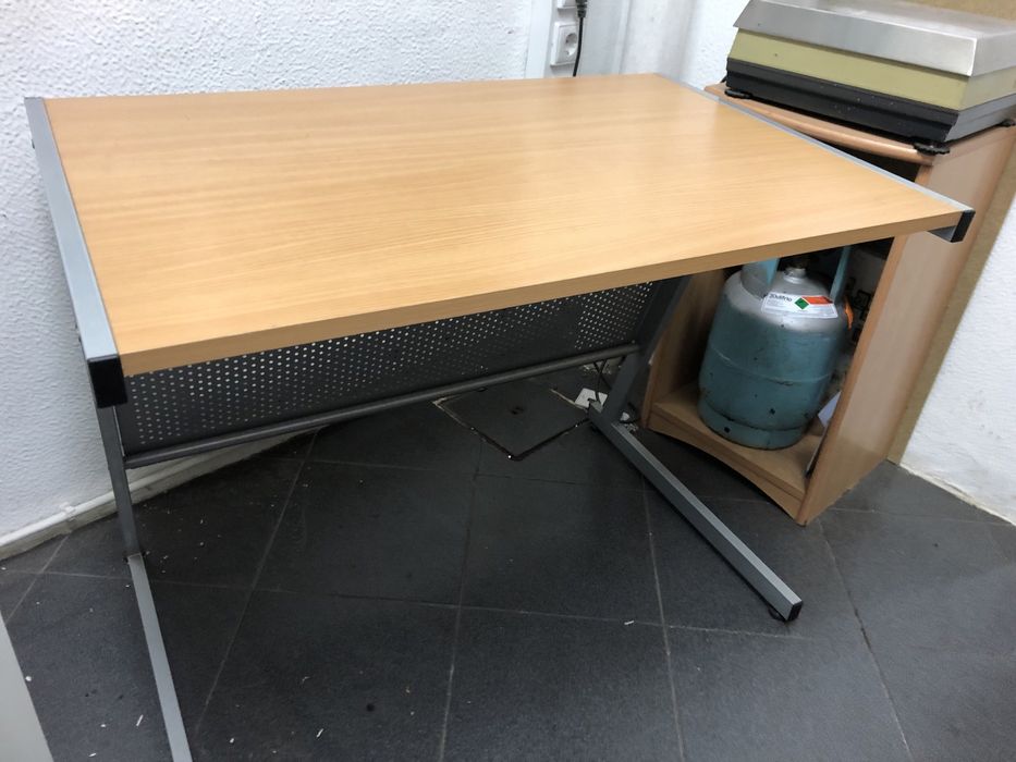 Secretária estrutura em chapa lacada tampo madeira