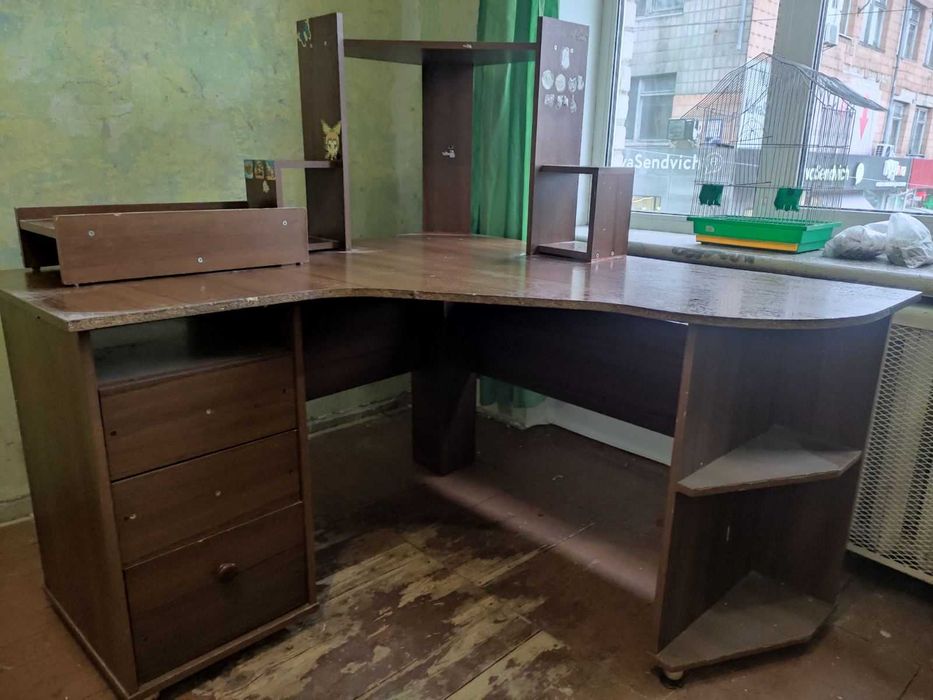 Комп'ютерний стіл