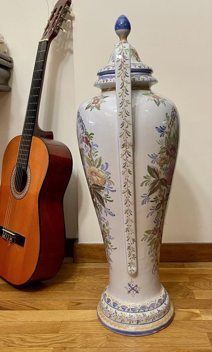 Jarro em faiança 80cm. Pintada à mão. Precisa restauro numa asa.