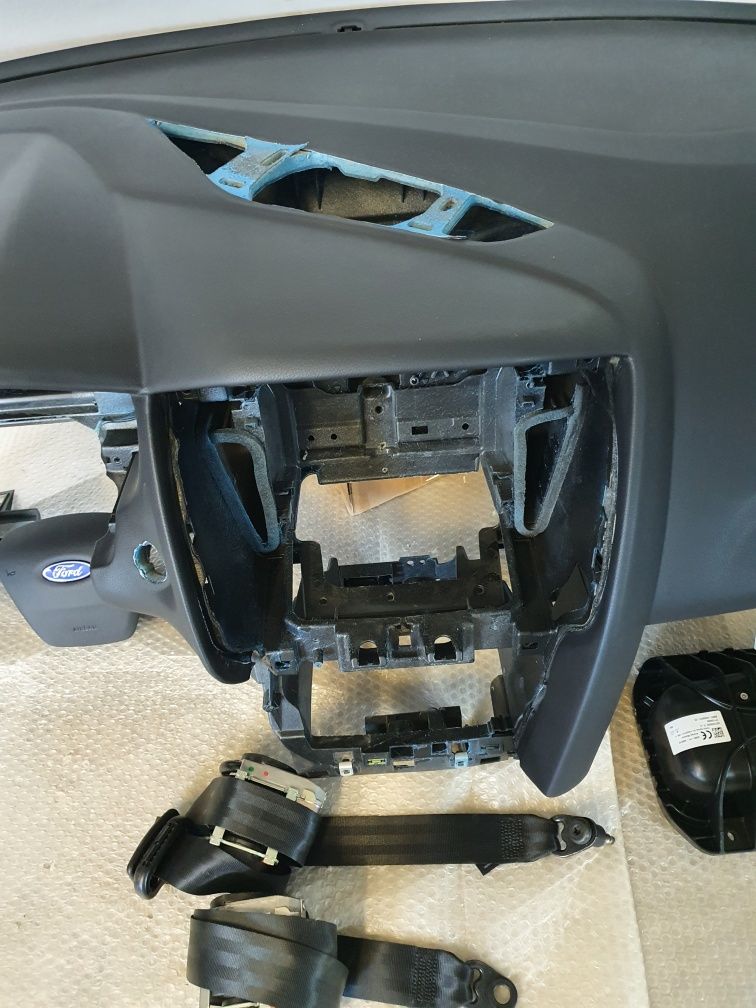 Ford Focus 3 deska rozdzielcza konsola kokpit airbag pasy