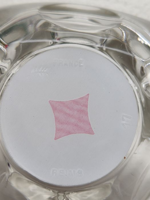 Szklane popielniczki.