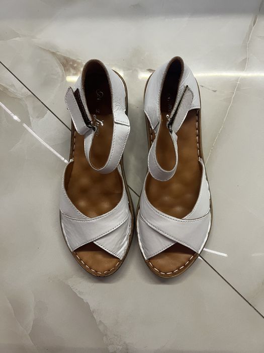 Білі шкіряні босоніжки на платформі (танкетці) 36р