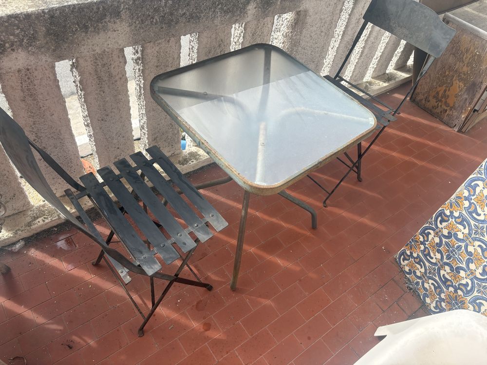 mesa de exterior com duas cadeiras em ferro + cadeira de escritório
