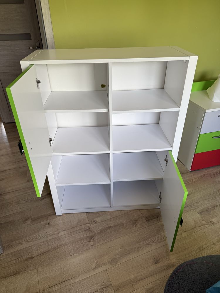 Meble młodzieżowe komoda i biurko oraz krzesło obrotowe.