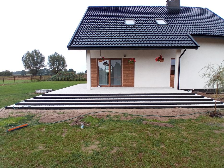 Układanie kostki brukowej. Montaż ogrodzeń