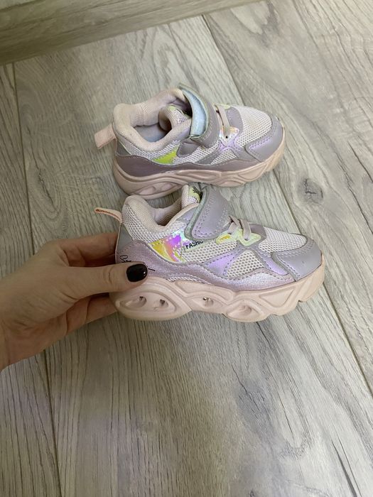 Дитячі кросівки з ліхтариками на підошві для дівчинки.