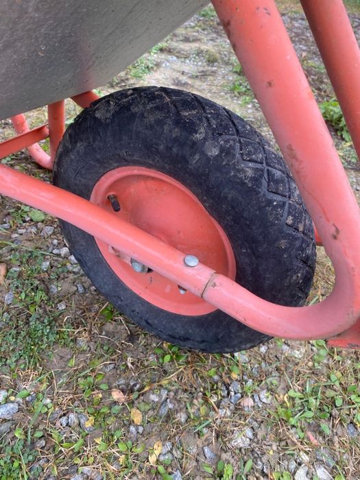 Тачка строительная и огородный инвентарь