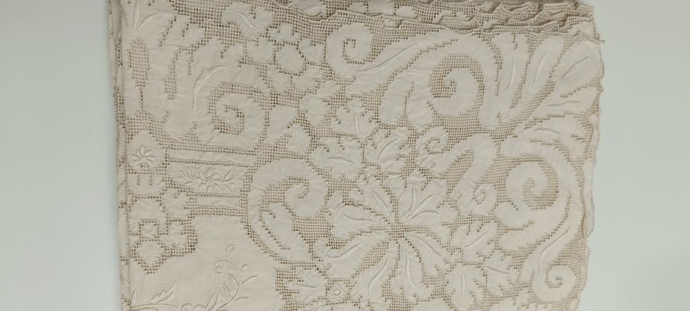 Toalha de mesa bordada à mão