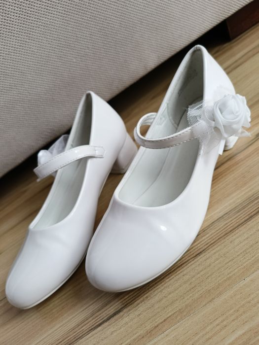 Sprzedam sukienkę komunijną z akcesoriami, rozmiar 128/134 z bolerkiem