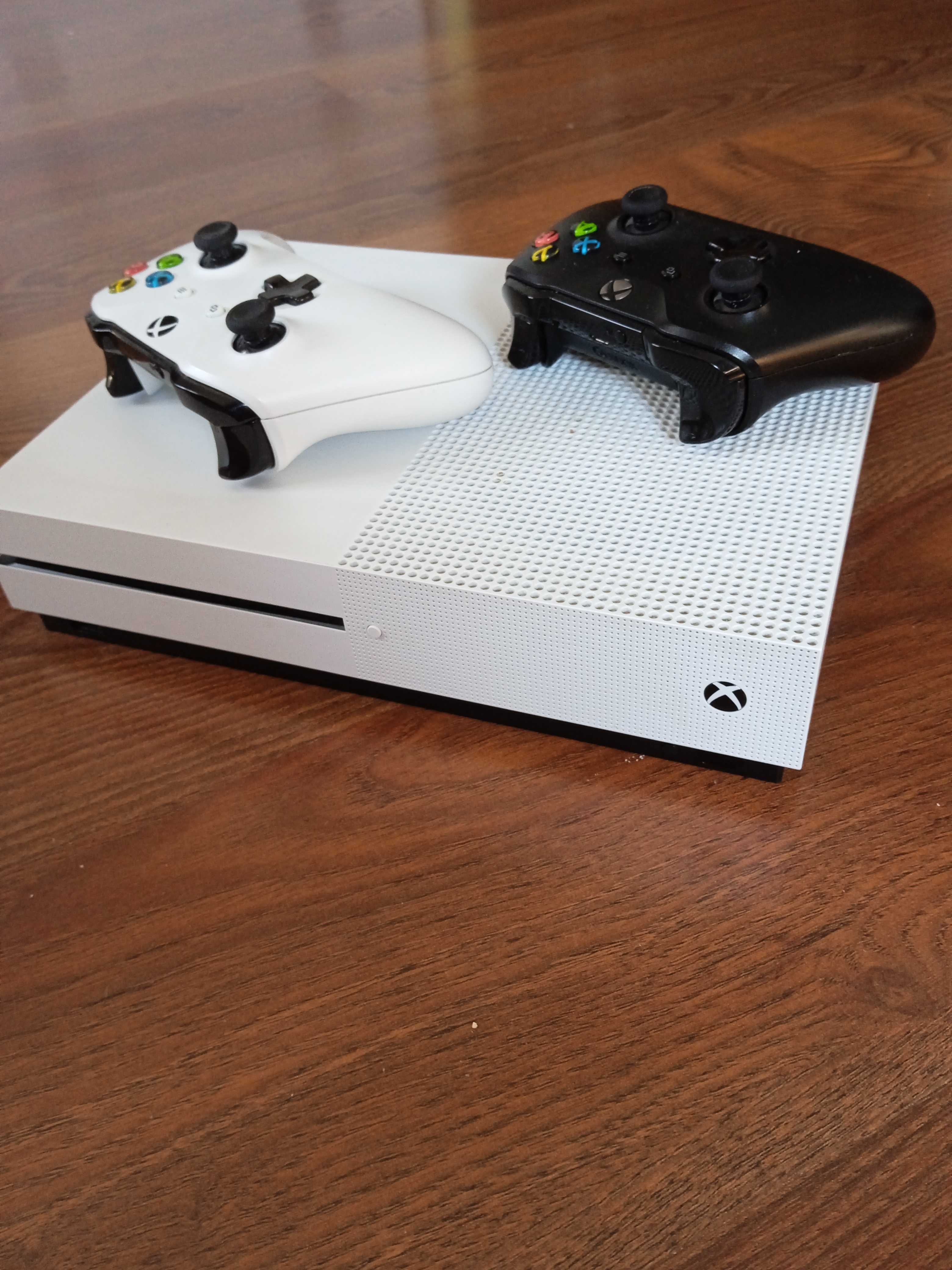 Xbox one s 1TB + 2 pady