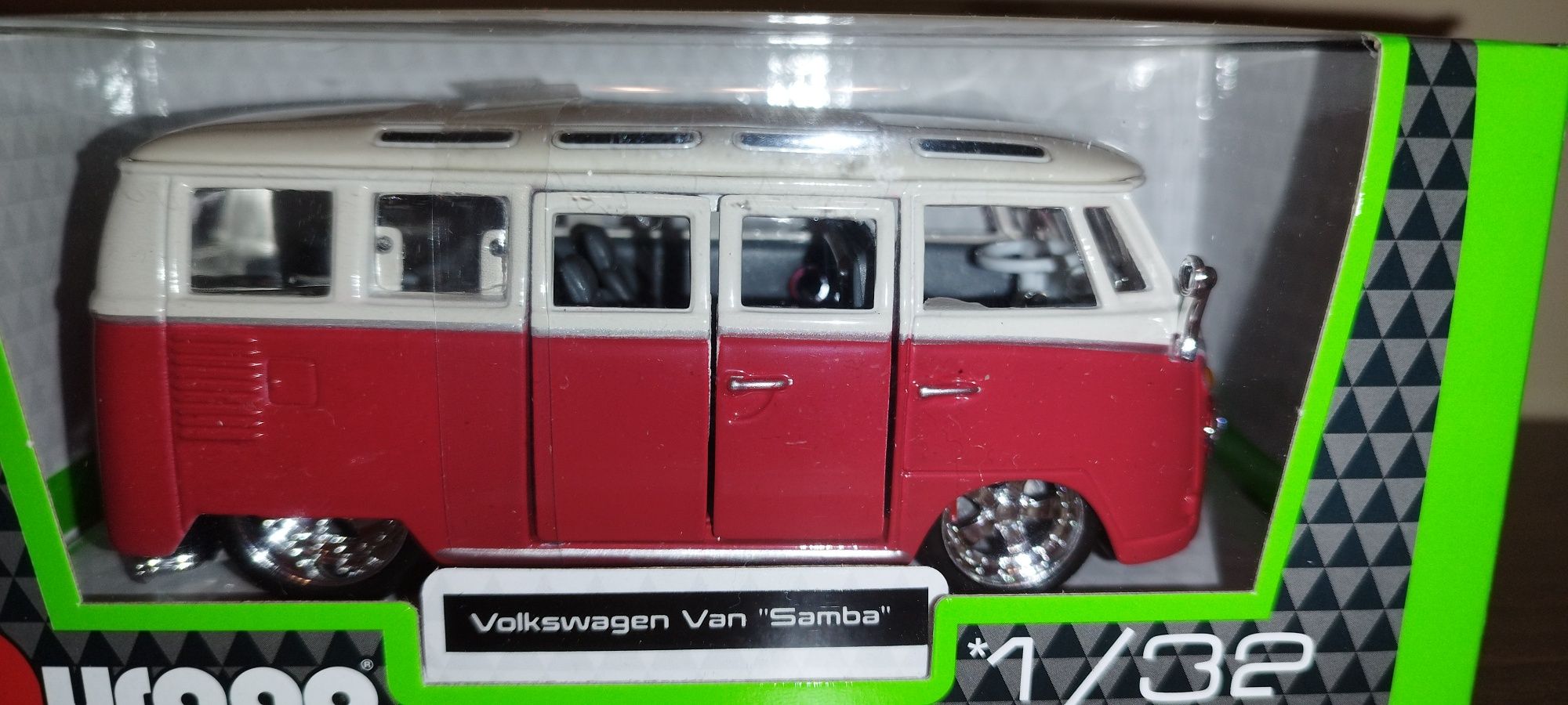 Bburago Volkswagen Van T1 Samba, w skali 1:32 Burago.
