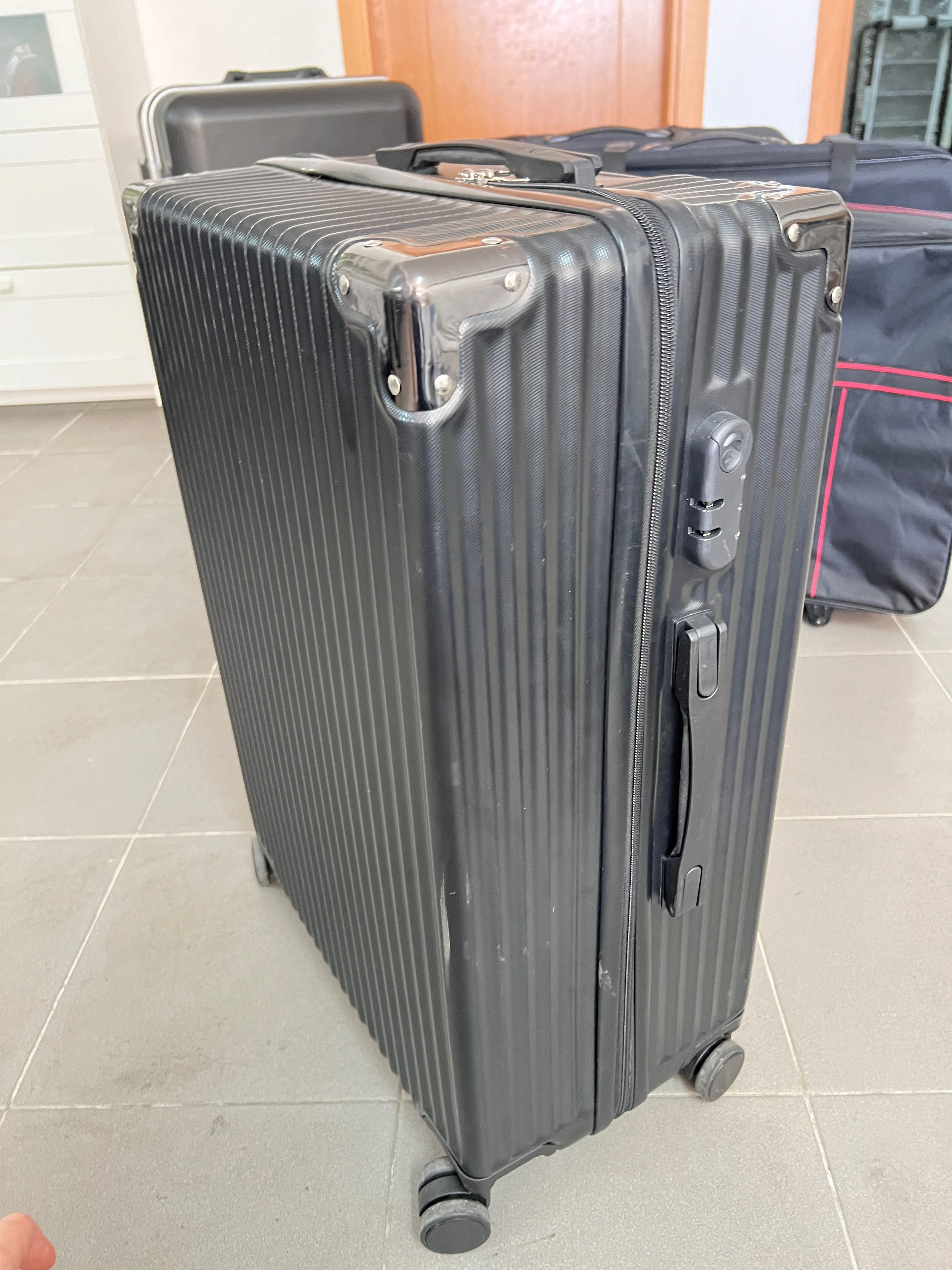 Malas de viagem diversas com 4 rodas