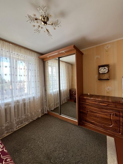 Продаж трьохкімнатної квартири на Київській