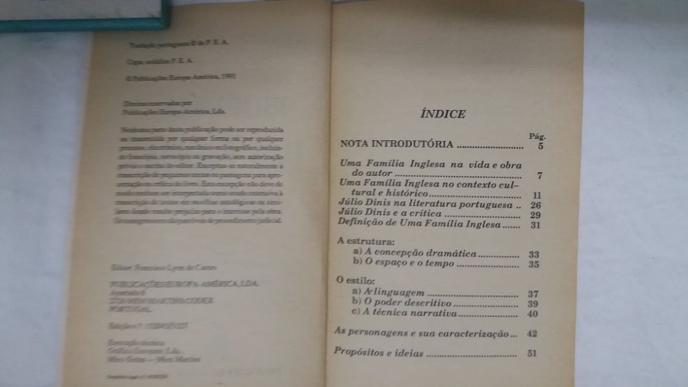 Livros de explicações "Frei Luís de Sousa" e "Uma Família Inglesa"