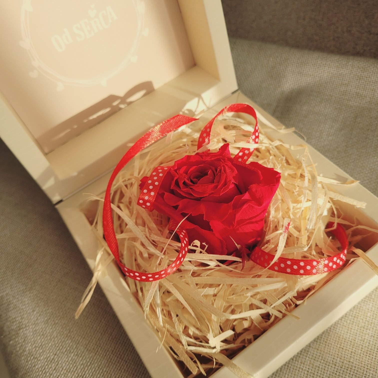 Wieczna róża w ozdobnym pudełku na prezent