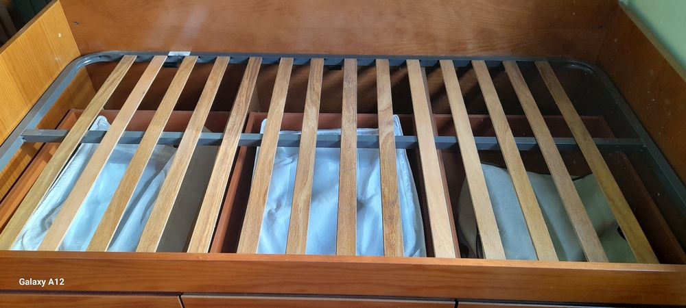 Cama solteiro com gavetas.
