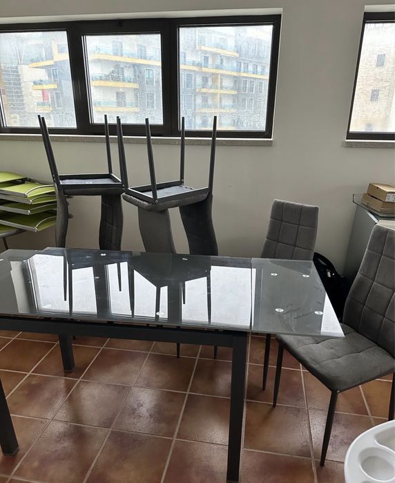 Mesa em vidro temperado com 6 cadeiras