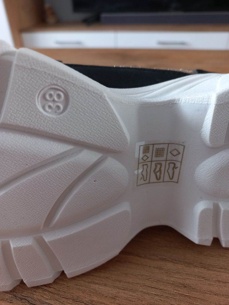Buty sportowe na koturnie