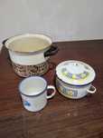 Loiça em esmalte. Uma panela um tacho e um pucaro