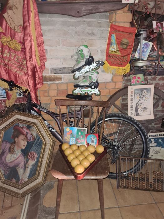 Картина красивая, также есть журнали крокодил и перець 1956года