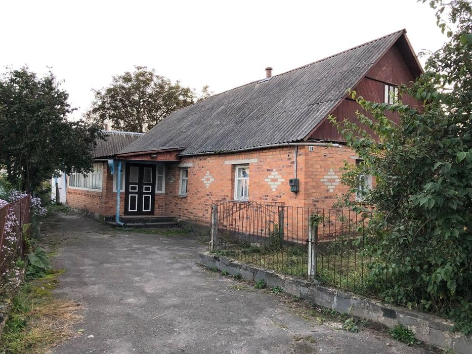 Продається будинок в центрі Черняхова