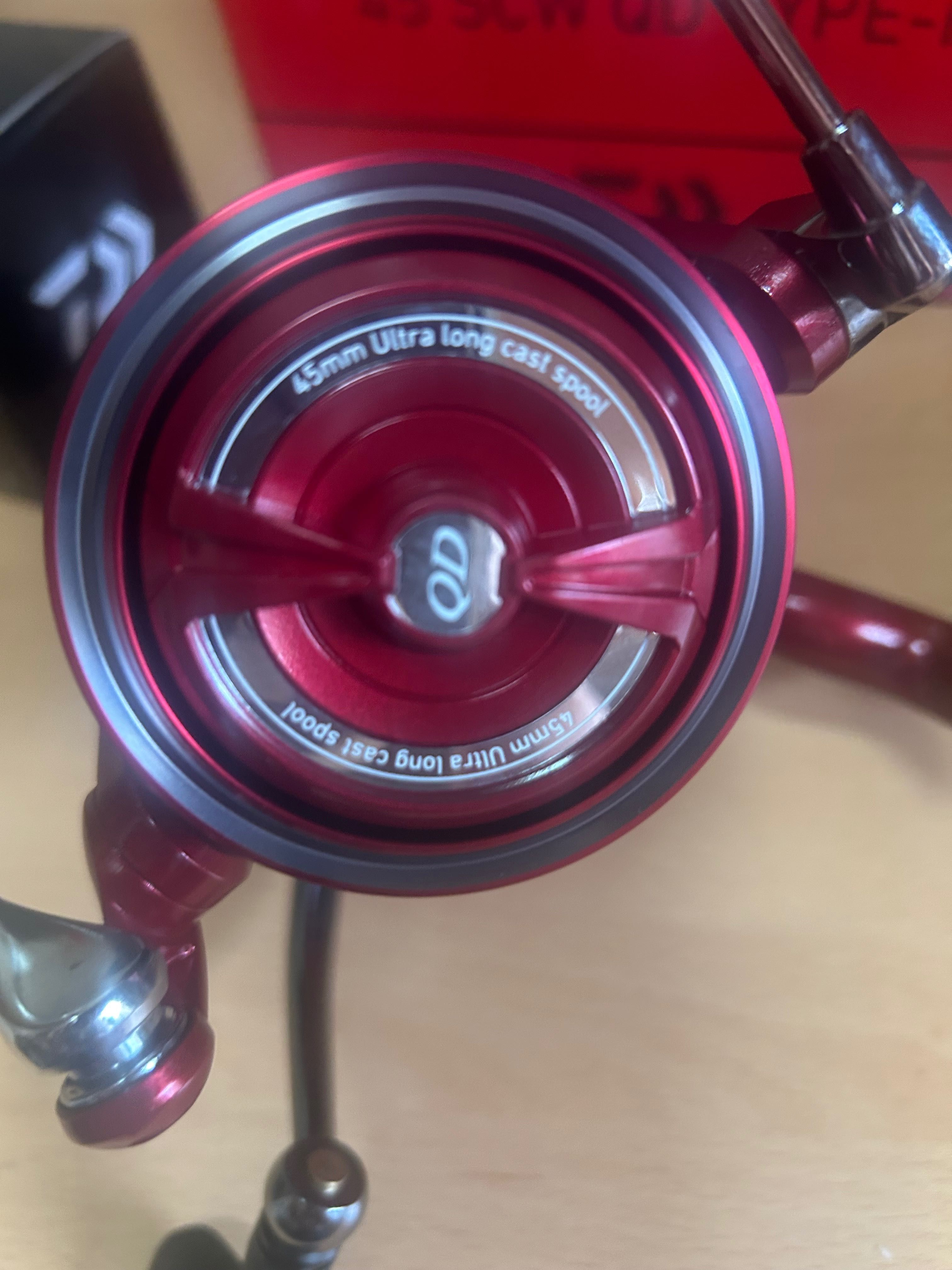 Carreto Daiwa Emblem Surf 45 SCW QD Typ R Novo
