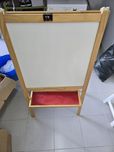 Cavalete com quadro de dupla face (giz e whiteboard) para criança
