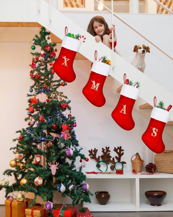 Skarpeta świąteczna 45cm czerwona z literką E na Boże Narodzenie